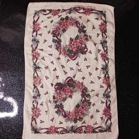 Vintage Set of 2 Christmas Wreath Hand Towels. - Picture 6 of 6